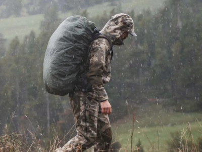 بدلة صيد مموهة ضد المطر